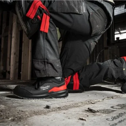 Zapato de seguridad Milwaukee Flextred S1PS en obra