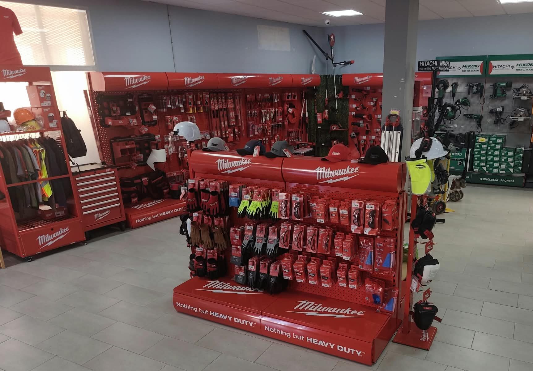 Exposición de herramientas y accesorios Milwaukee en la tienda de Alicantina de Vallas