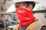 Imagen principal de la braga de cuello Milwaukee WORKSKIN Performance 4932493094 en color rojo, diseñada para uso profesional y protección frente al sol y el viento.