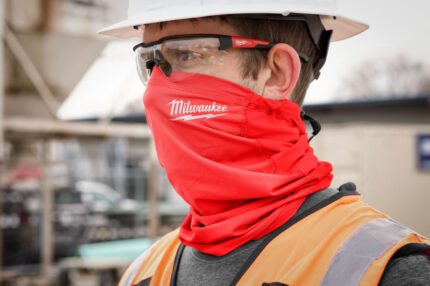 Imagen principal de la braga de cuello Milwaukee WORKSKIN Performance 4932493094 en color rojo, diseñada para uso profesional y protección frente al sol y el viento.