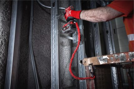 Cuerda anticaída Milwaukee 4932471351 en trabajo en altura