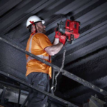 Cuerda anticaída Milwaukee 4932471353 en uso