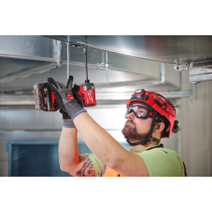 Gafas de protección Milwaukee 4932493437 en uso profesional