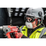 Gafas de protección Milwaukee 4932493435 en uso profesional