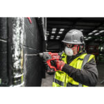 Gafas de protección Milwaukee 4932493433 en uso profesional