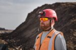 Gafas de seguridad Milwaukee espejo rojo 4932498548 en uso