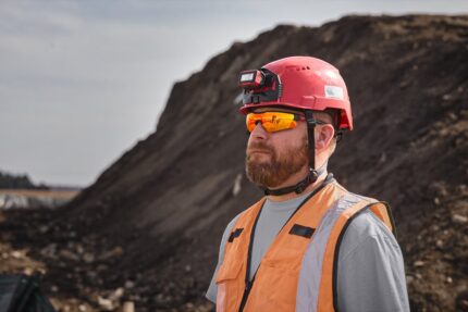 Gafas de seguridad Milwaukee espejo rojo 4932498548 en uso