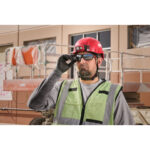Gafas de seguridad Milwaukee Performance espejo plata 4932498366 en uso