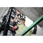 Imagen principal de la muñequera anticaída Milwaukee 4932472108 con sistema Quick-Connect, mosquetón de doble bloqueo y capacidad para herramientas de hasta 2,2 kg.