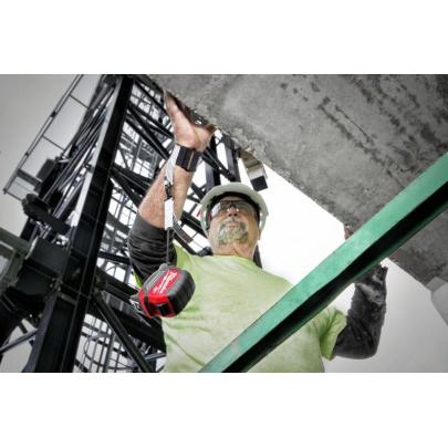 Imagen principal de la muñequera anticaída Milwaukee 4932472108 con sistema Quick-Connect, mosquetón de doble bloqueo y capacidad para herramientas de hasta 2,2 kg.